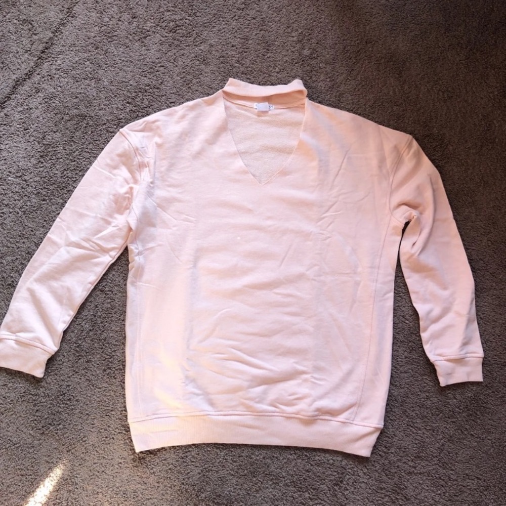 Pink sweater with V neck chocker style